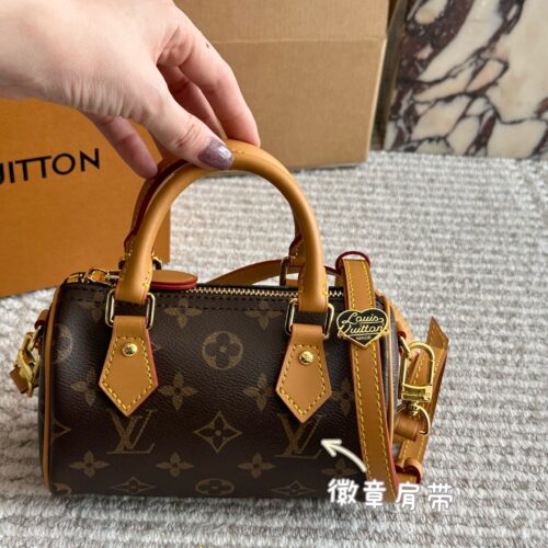 195 box
size：16*10cm
L Home SS2022 Speedy Nano
Purchasing channels
Old flower+hardware+yellow skin
Multiple shoulder straps to choose from!