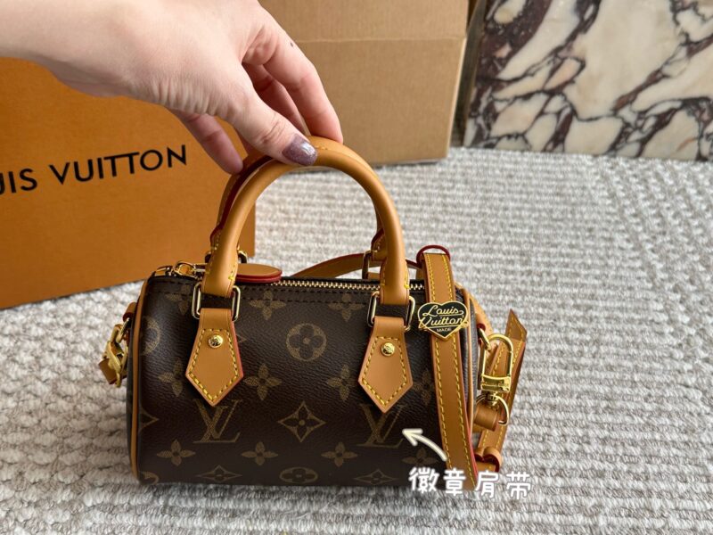 195 box
size：16*10cm
L Home SS2022 Speedy Nano
Purchasing channels
Old flower+hardware+yellow skin
Multiple shoulder straps to choose from!
