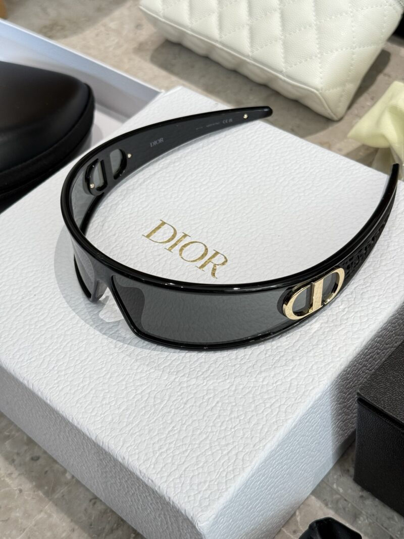 42696757d7.jpg Actual delivery photo p215
The D family headband and sunglasses that fashionable bloggers wear!!
Kanda, who was in charge of sunglasses in ancient Greece
Recent new favorite - Dior headband sunglasses
Really roar, look at it
You can also take it off ...