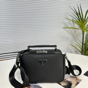 2VH069 PVC Leather Single Zipper
This shoulder bag is made of Saffiano Taiwanese fabric, with simple lines that highlight a striking style. The iconic Saffiano leather material is synonymous with luxury and a symbol of identity for traditional Italia...