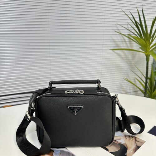 2VH069 PVC Leather Single Zipper
This shoulder bag is made of Saffiano Taiwanese fabric, with simple lines that highlight a striking style. The iconic Saffiano leather material is synonymous with luxury and a symbol of identity for traditional Italia...