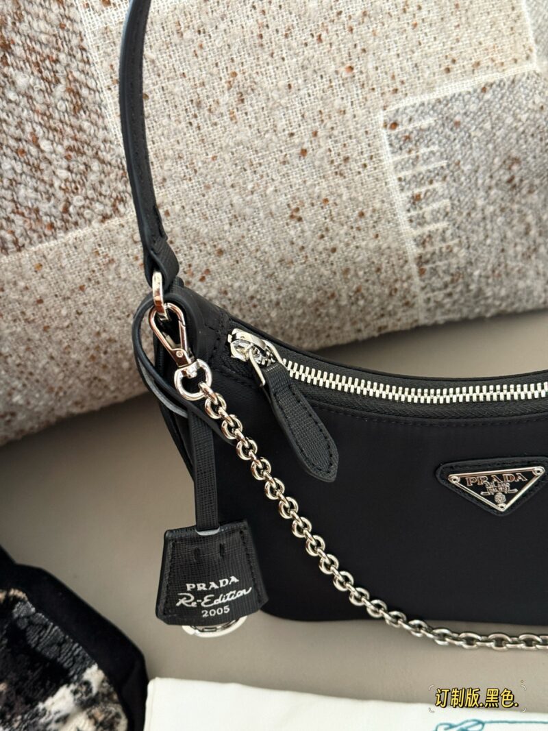 426b4e1d7b.jpg 155 boxes (Korean order)
size:22*13cm
Prad hobo 2005 Nylon Underarm Bag
Seeing the physical object is truly perfect!
package ??
Designed to be super convenient and comfortable!
?? Leather handle
?? Root chain matching ??, marvelous