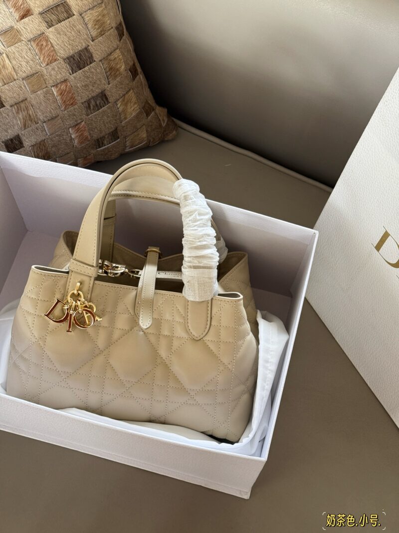 300 310 box upgraded version again
Size: 23x15cm (small size)
28 * 21cm (large size)
D's super popular Toujours shopping bag
I personally think the bag design is really durable!
I can't refuse anything gentle in beige color!
A feeling of neither big ...