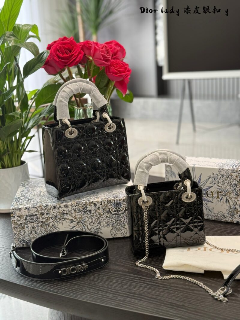 42871a4b5b.jpg Dior Concubine Bag p264p269
Three grid 17 four grid 20 patent leather black/silver buckle
Imported calf leather with frosted deer skin pattern and velvet lining
Precision high-density electroplating hardware silver
Adjustable leather shoulder strap w...