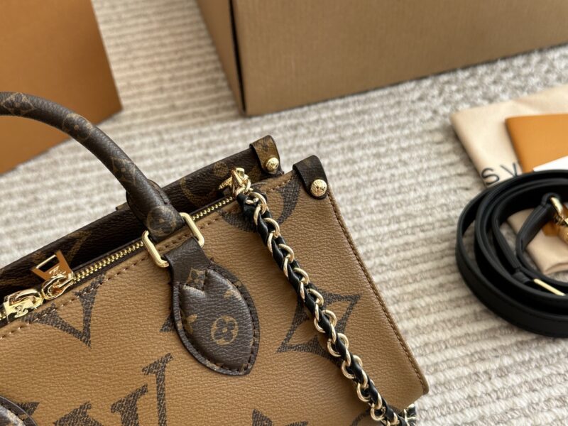 429409e739.jpg 265 box new model
size:25*13cm
Highly anticipated by everyone!
L Home OnTheGo East West
Little sisters, look
This small tote is your life bag
? Configure chain/leather shoulder strap