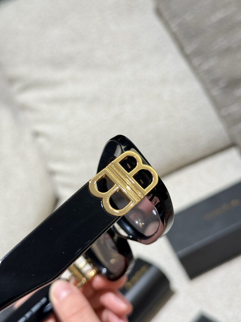 429fc34c4b.jpg Balenciaga Sunglasses p210
I can't refuse a bit of suspicion. The same sunglasses as the celebrity look beautiful on my face!
I declare that the retro cat's eye sunglasses are the ancient god cat's eye+narrow frame which is really a Rocket combinatio...