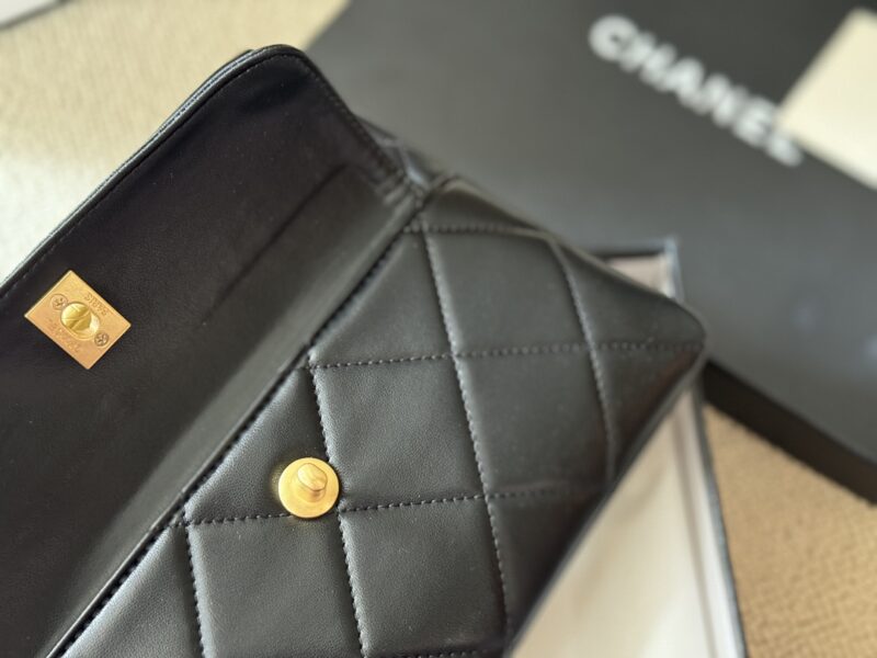 Complete packaging
size：25*17cm
Say goodbye to the dinner bag that can't hold anything,
This is still better!
Xiaoxiangjia 24B Premium Banquet Package
Classic black gold color controller logo
Retro and versatile
