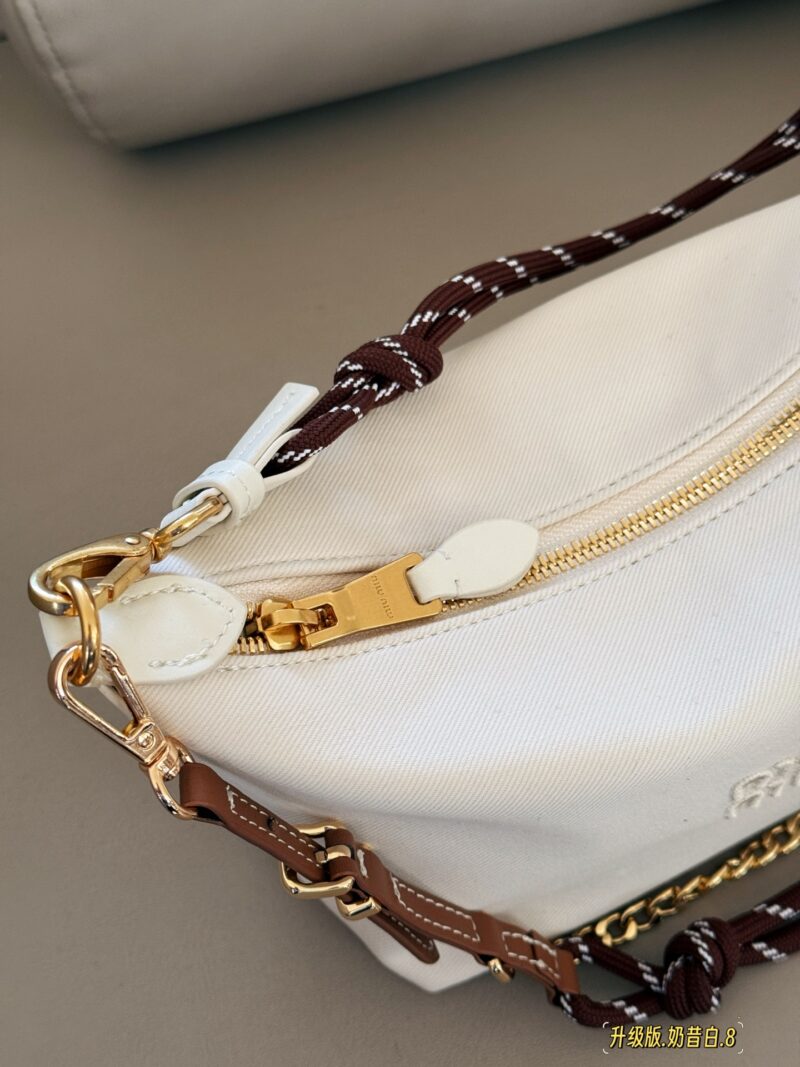 42b465ea8d.jpg 220 box upgrade version
Size: Bottom width 18 * 15cm
Miumiu canvas style small lunch box~
Bring your own surfing rope!!
MiuMiu's latest lunch box bag!!
The king of cost-effectiveness
The new early spring model has been launched with a loud bang!!
Her...