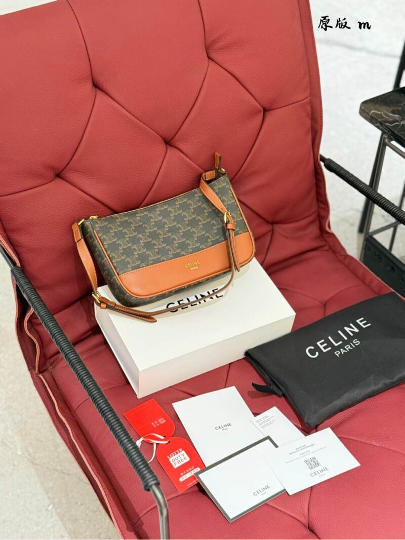 42b7fa3449.jpg Celine Underarm Bag P205
Celine/Celine Mahjong Underarm Bag#
The bag is more retro and recognizable, and it is very fashionable to carry it by hand or clip it under the armpit!! Although not suitable for crossbody, the shoulder strap can also be adju...