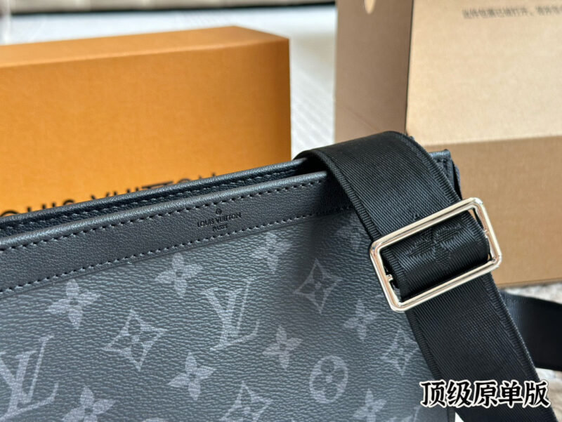 235 complete set of packaging
Original order quality
Size:22 15cm
L Family Handbag - unisex [? ya]
LV toiletry bag/2-in-1 shoulder bag
Inside the original version