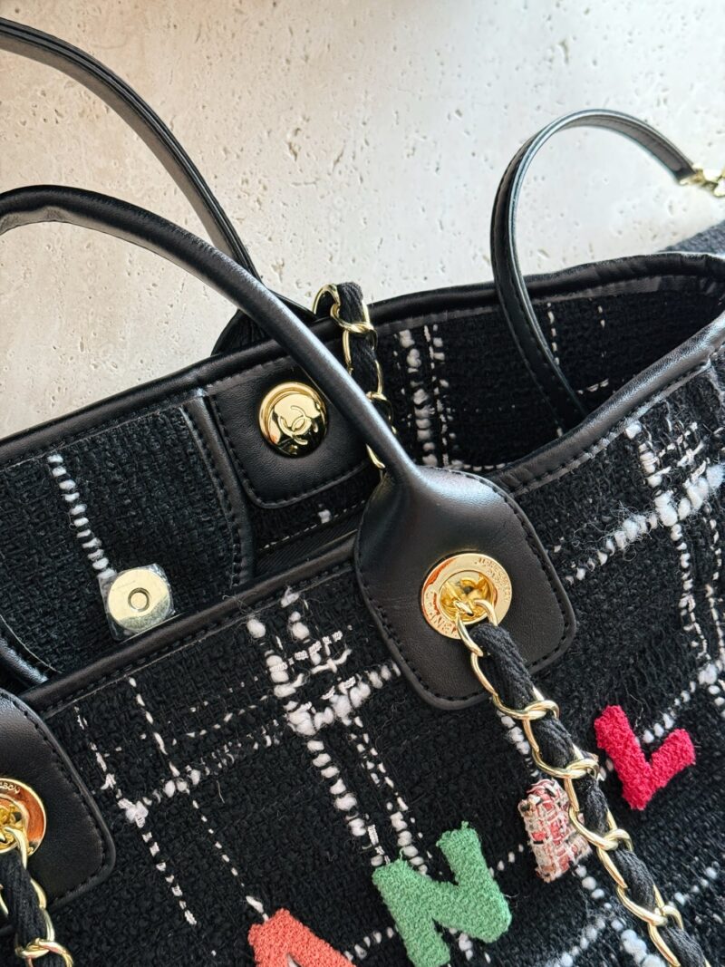 42ced1a388.jpg 290290 without box
Size: 38 * 30cm (large)
33 * 25cm (small)
Xiaoxiang's coarse woolen beach bag
Arrange it! Arrange it!
This beach bag released this year is so beautiful!
Coarse tweed beach bag candy colored logo letters playful retro love