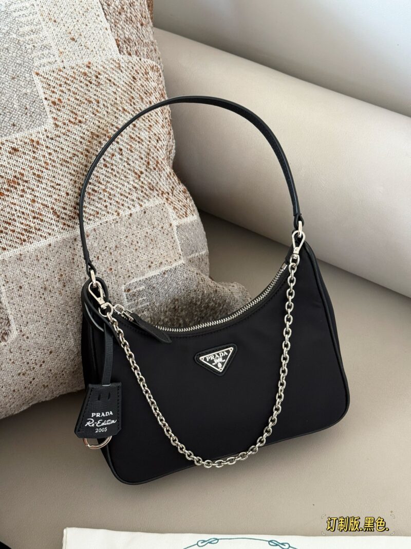 42f3a78ca9.jpg 155 boxes (Korean order)
size:22*13cm
Prad hobo 2005 Nylon Underarm Bag
Seeing the physical object is truly perfect!
package ??
Designed to be super convenient and comfortable!
?? Leather handle
?? Root chain matching ??, marvelous