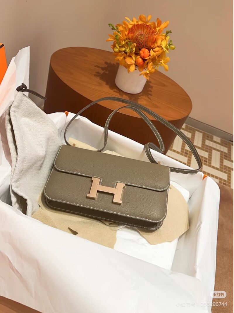 42fd3f391c.jpg Constance Elan's new 24cm elephant grey gold buckle Epsom leather versatile color
Perhaps many people underestimate this color, but whether it's for daily travel or photography, it's very eye-catching. Fashionable and retro colors will never go out o...