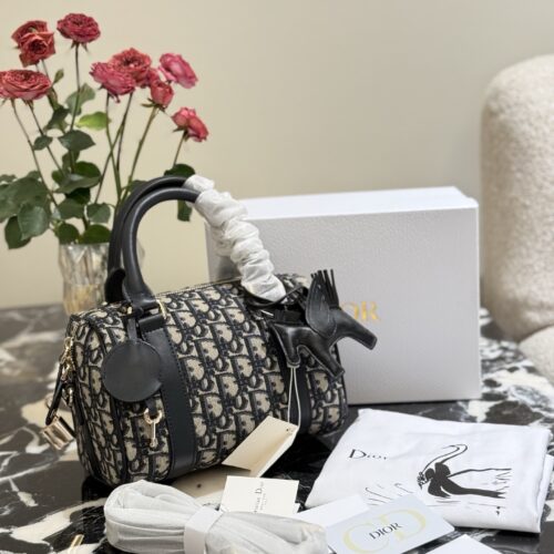 Dior Groove launches new sheepskin p310
Boston handbags were the darling of celebrities in the late 1950s and 1960s. With changes in lifestyle, small-sized Boston bags have become very practical and fashionable for daily use, and the space is also ve...