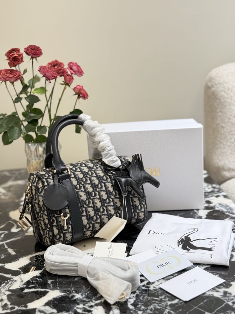 Dior Groove launches new sheepskin p310
Boston handbags were the darling of celebrities in the late 1950s and 1960s. With changes in lifestyle, small-sized Boston bags have become very practical and fashionable for daily use, and the space is also ve...