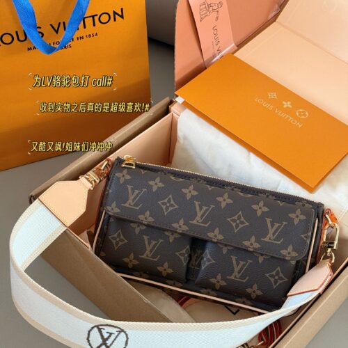 250 boxes
size：25*15cm
L Family Old Flower Camel Bag New Style
Don't miss out on fashionable girls!
The new vintage Vibe is expected to be the next hit!
?? Configure woven shoulder straps/long leather shoulder straps