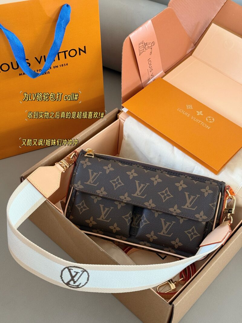 43218725a7.jpg 250 boxes
size:25*15cm
L Family Old Flower Camel Bag New Style
Don't miss out on fashionable girls!
The new vintage Vibe is expected to be the next hit!
?? Configure woven shoulder straps/long leather shoulder straps
