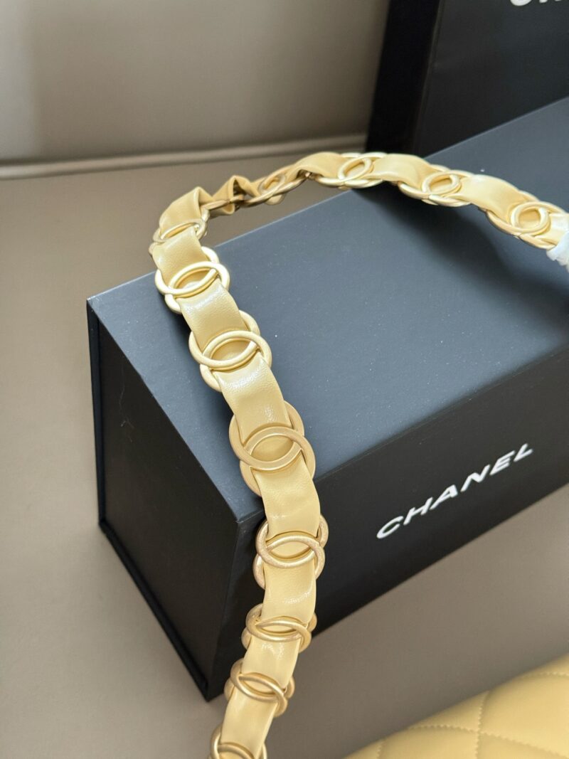 240 boxes
size：21*16cm
Xiaoxiangjia 25s Thick Chain Underarm Bag
Classic yet practical
Irresistible vintage
The more I watch, the more I like it!
Cute and lovely chicken yellow/very suitable for summer color matching~
