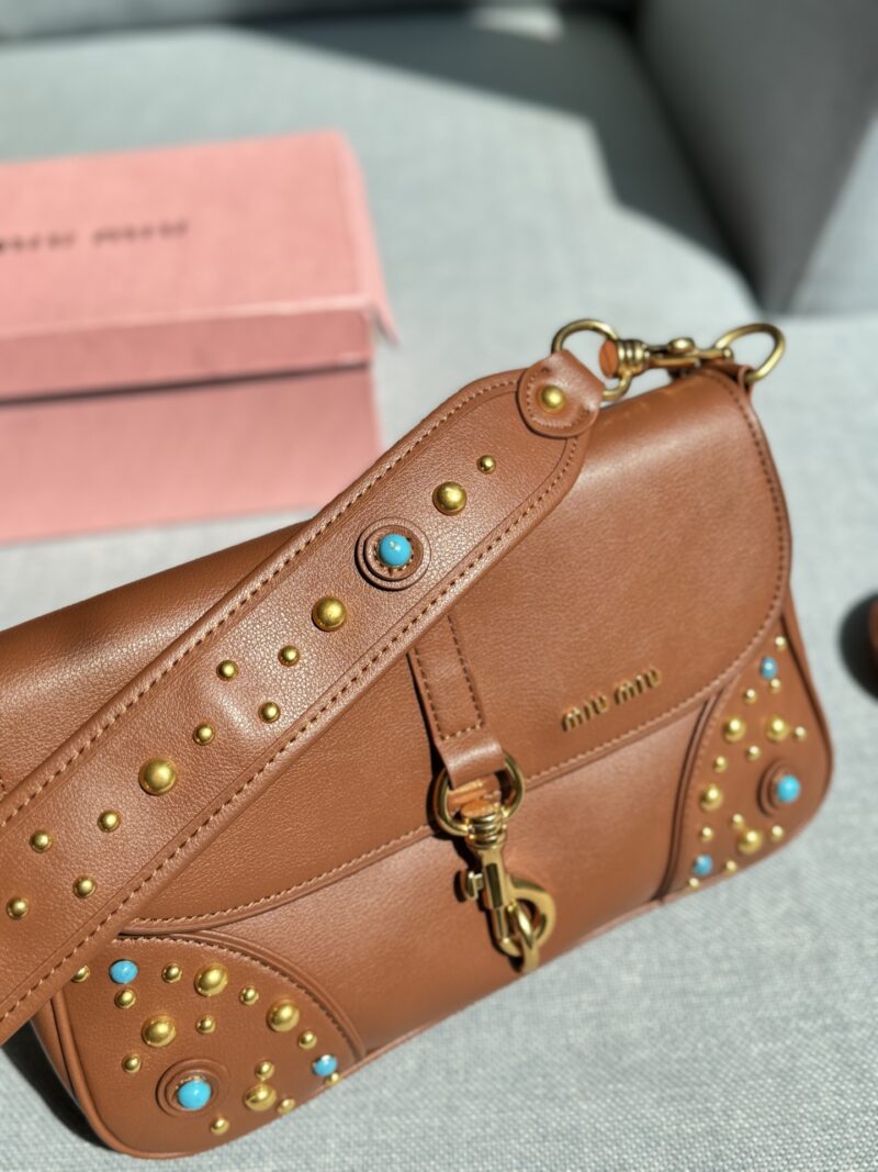 432377ada5.jpg 235 Heaven and Earth Cover
size:28×18
MIU MIU rivet stick bag, armpit bag, shoulder bag, crossbody bag
The design of this bag is simple and elegant, and the colors are also super versatile, making it easy to hold with both casual and formal wear!
