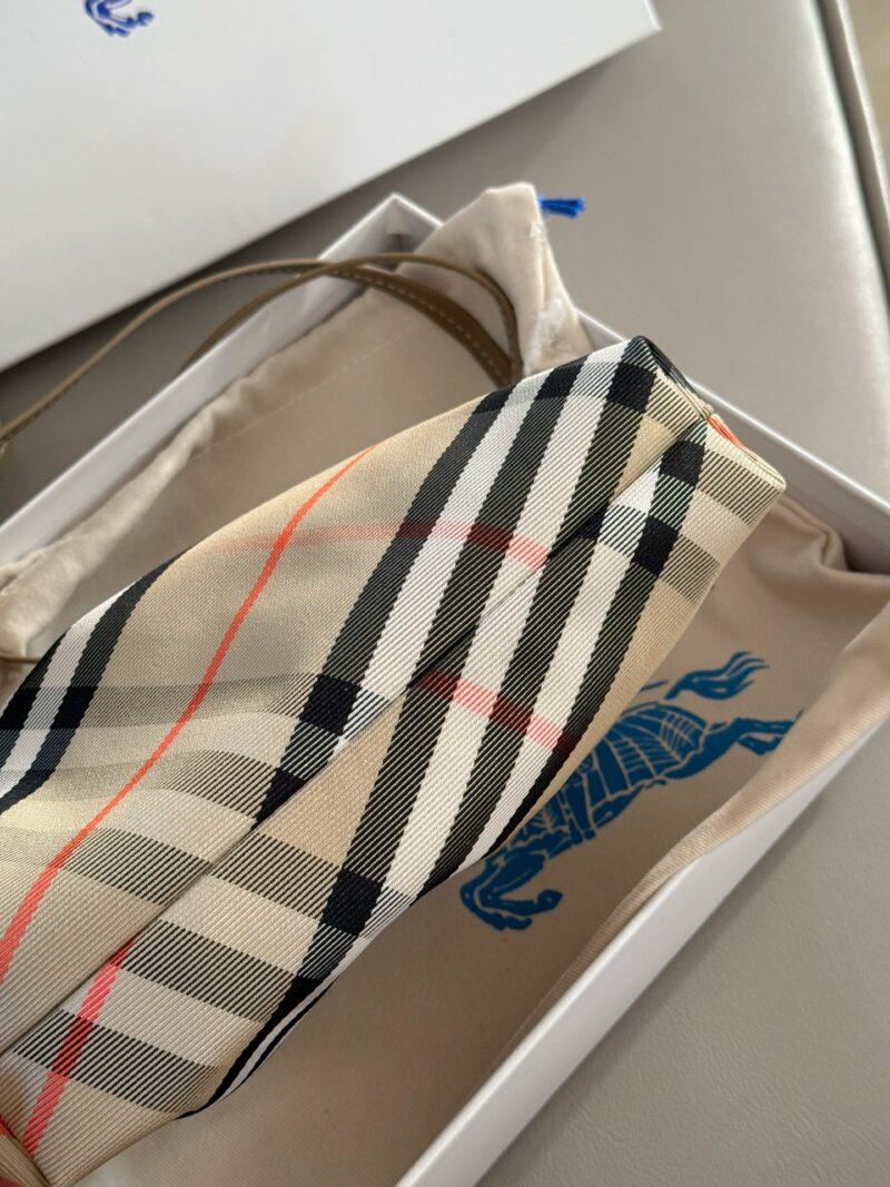 4332bfb13f.jpg 195 box
size:22*16cm
Burberry plaid cloud bag
This cloud pack is really cute
Drawstring closure is very convenient
You can put your phone mainly because the price is not too expensive