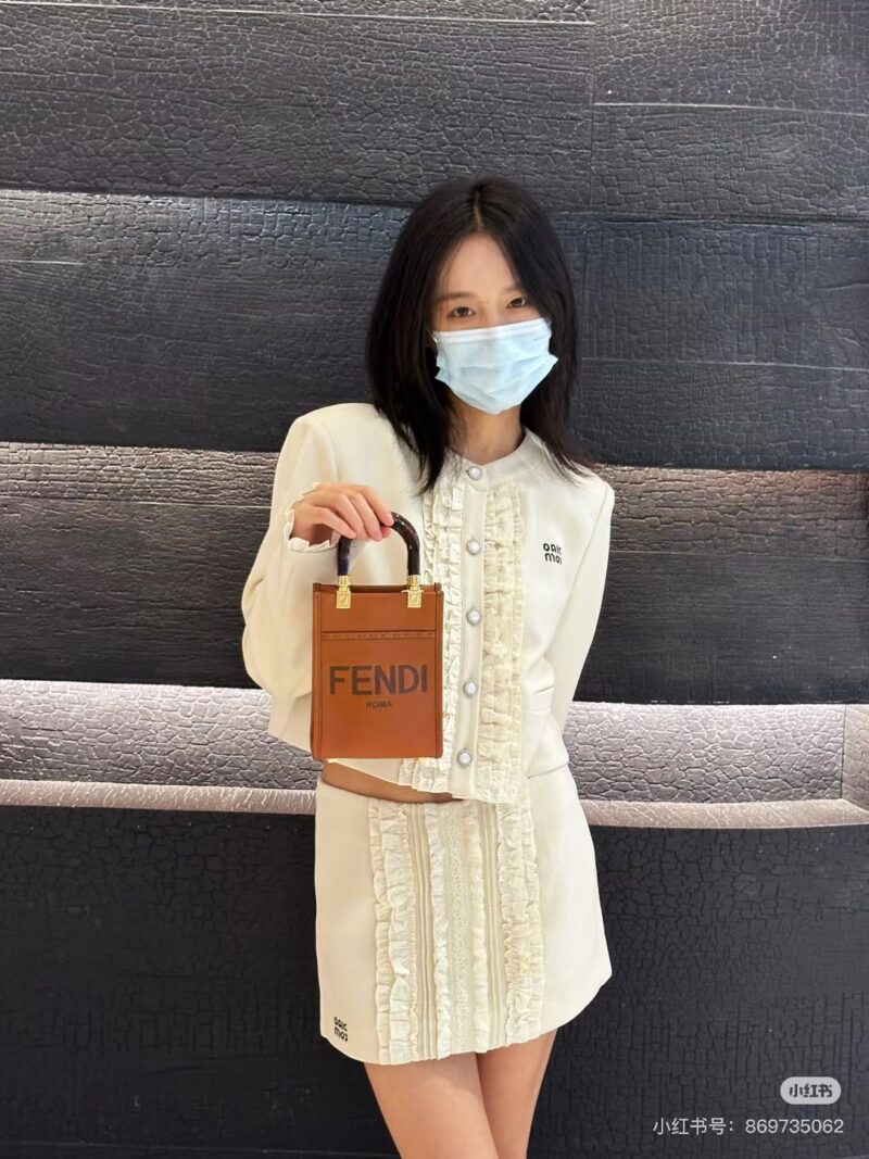 A small and exquisite bag!