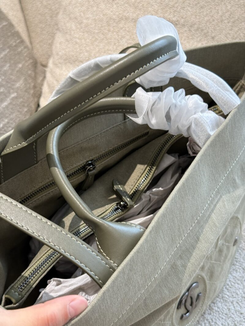 Chanel vintage tote bag p240
Chanel's 2way tote bag is amazing! It looks great when carried on one shoulder or by hand
The bag is made of denim with a slight gray tone
So it's not heavy and durable
Daily commuting, using a computer, or going out for ...