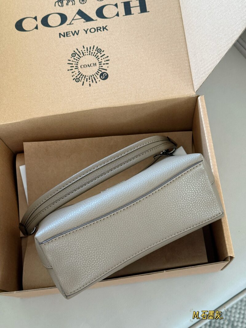 43859822c1.jpg 200 boxes
size:19*14cm
Today's New Products|
C's mini Laurel stray bag is so cute!
Two shoulder straps slung diagonally under the armpits
In summer, I changed into a small skirt and paired it with a small stray bag,
Super cute