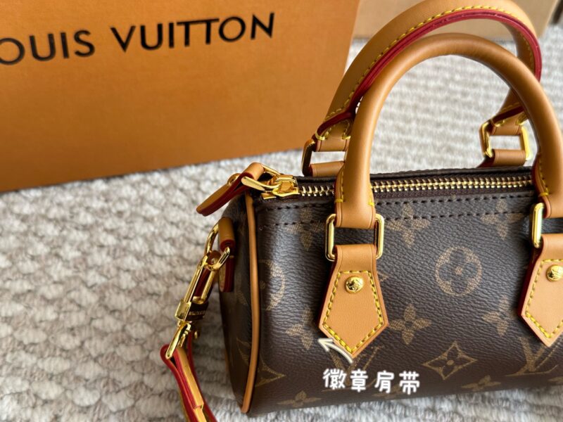 195 box
size：16*10cm
L Home SS2022 Speedy Nano
Purchasing channels
Old flower+hardware+yellow skin
Multiple shoulder straps to choose from!