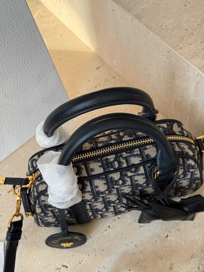 4398e128db.jpg 290 boxes
size:20*12cm
D Home VIBE | Pillow Bag
Don't think I'm young, but I'm very good at pretending!
Summer25 new SIZE bowling bag, really looks great!