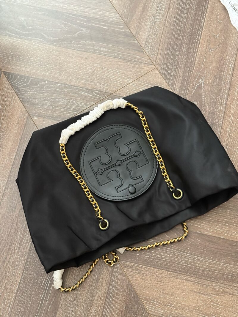 439c14ebec.jpg 215 boxes
Size: 31 * 28cm
High version ?
TB ella Nylon Canvas Bag
New Tote One
The nylon chain bag is really beautiful
Original canvas ? Cowhide splicing
You can also put it in with sufficient capacity