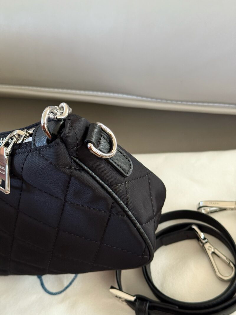 43a0f37cc6.jpg 165 boxes
size:24*13cm
How versatile Prada vintage armpit bags are!
Different occasions can be matched without any mistakes! Plus unique chains, diverse memorization methods!
I want to choose a lightweight and practical gift box
Just choose it!