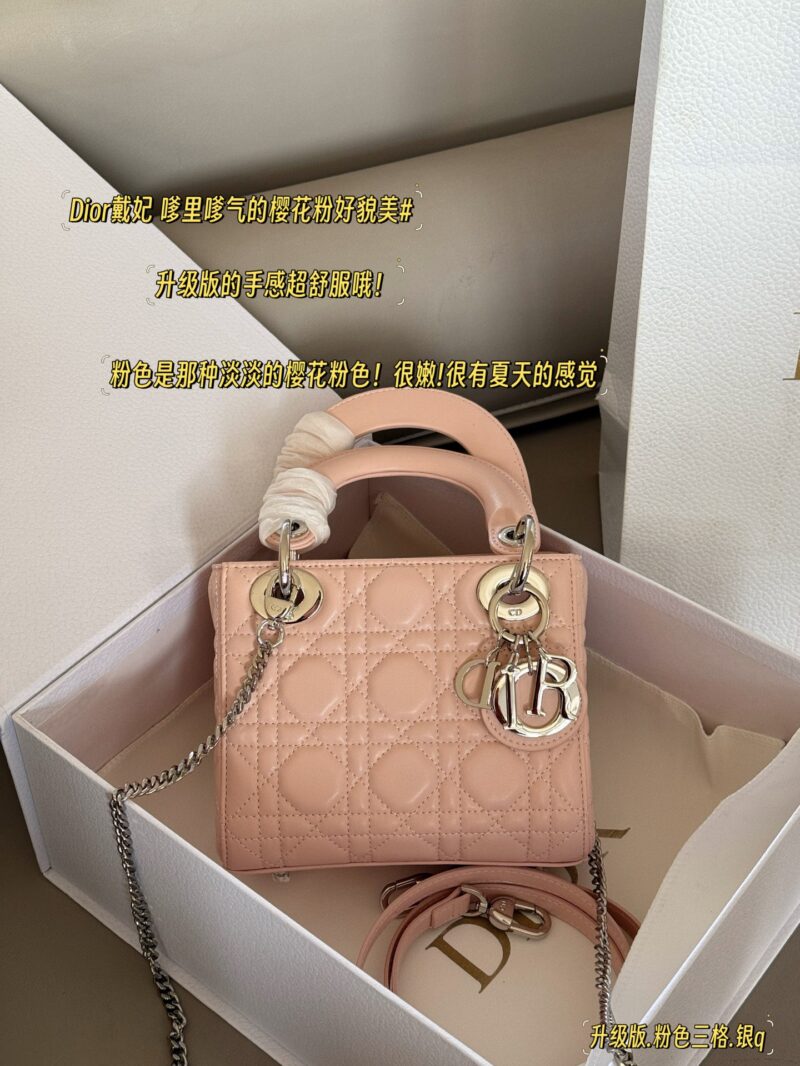 260 box upgrade version
Size: 17 * 15cm (three grids)
Dior handbag by Diana
D Family Princess Silver Button
It's very simple and elegant to hold in your hands and shoulders!
The milky sound makes one feel refreshed and happy
configuration ? Chain s...