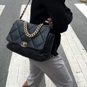 Chanel Chanel 19bag, looks good? I really don't understand why Chanel 19bag has been enduring for so long!
As the top selling brand, 19bag is a very practical bag that can be selected in size according to one's own needs
Small size: 26cm X 16cm X 9cm...