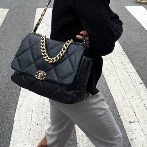 Chanel Chanel 19bag, looks good? I really don't understand why Chanel 19bag has been enduring for so long!
As the top selling brand, 19bag is a very practical bag that can be selected in size according to one's own needs
Small size: 26cm X 16cm X 9cm...
