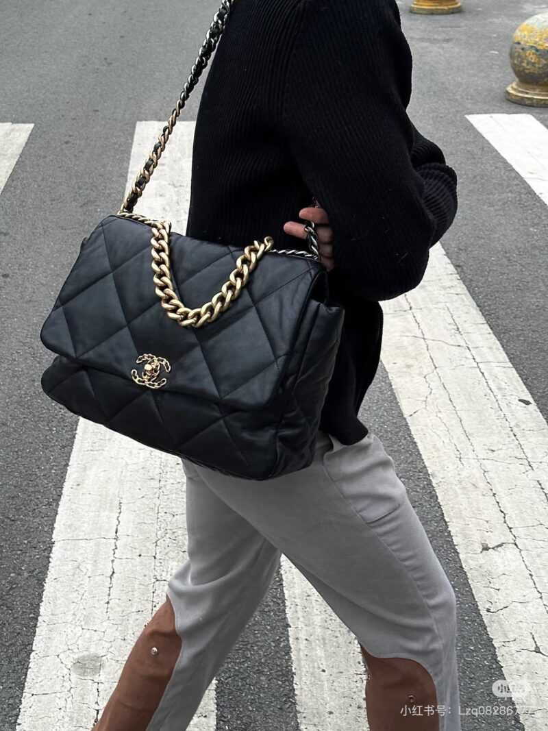 43a5615949.jpg Chanel Chanel 19bag, looks good? I really don't understand why Chanel 19bag has been enduring for so long!
As the top selling brand, 19bag is a very practical bag that can be selected in size according to one's own needs
Small size: 26cm X 16cm X 9cm...