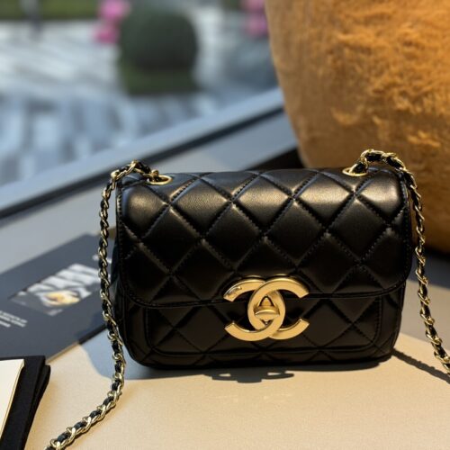 Complete packaging
size：20*12cm
Xiaoxiangjia 4b logo mouth cover bag
What a retro style
Big double Clogo
It's so eye-catching! The combination of retro and fashion is so nice