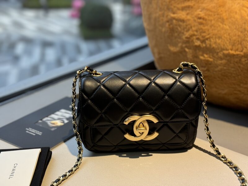 43af77cedd.jpg Complete packaging
size:20*12cm
Xiaoxiangjia 4b logo mouth cover bag
What a retro style
Big double Clogo
It's so eye-catching! The combination of retro and fashion is so nice