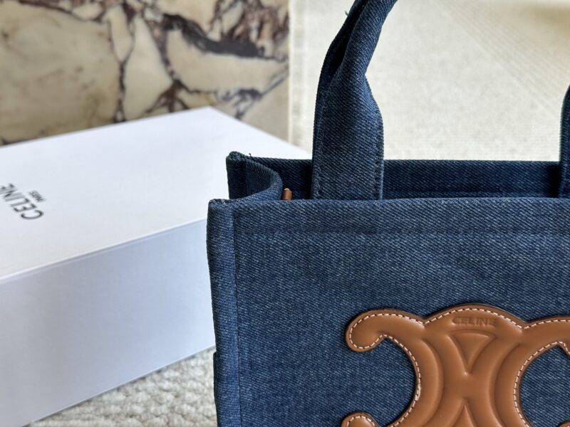 43b4918f84.jpg 215 boxes
Size: 25 18cm
Celine 23ss small shopping bag
The whole bag is simple and neat,
Full of comfortable denim bags!
Both hands and shoulders are super beautiful