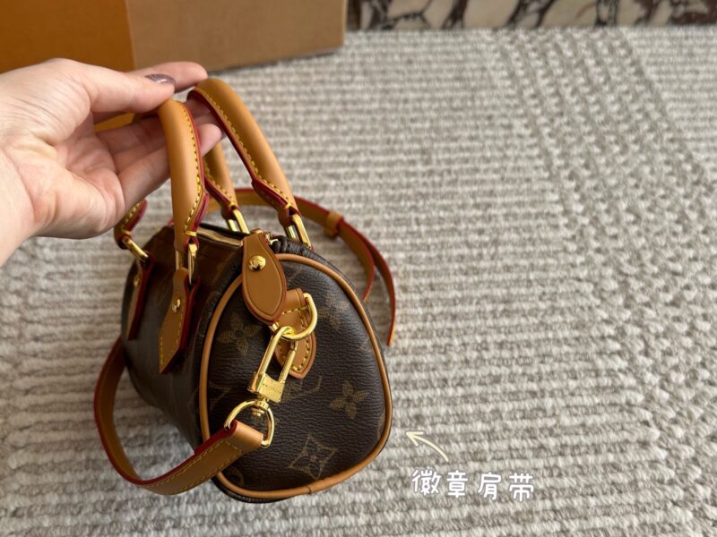 195 box
size：16*10cm
L Home SS2022 Speedy Nano
Purchasing channels
Old flower+hardware+yellow skin
Multiple shoulder straps to choose from!