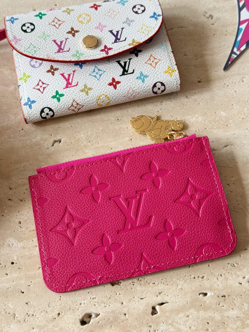 43e56de356.jpg 155 boxes
size:12*8cm
Cute things can heal everything
L's white tri colored card bag
It's really outstanding
White tri color with a red lining! It's really amazing!