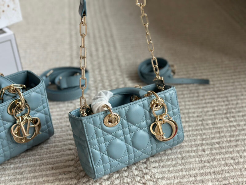 43f59e0e39.jpg 、
Dior lady's new long style haze blue full set packaging
Dior's all-new D-joy is making a strong comeback, with the rhythm of a big hit. The bag comes with two shoulder straps and multiple back styles, making the upper body both beautiful and styl...