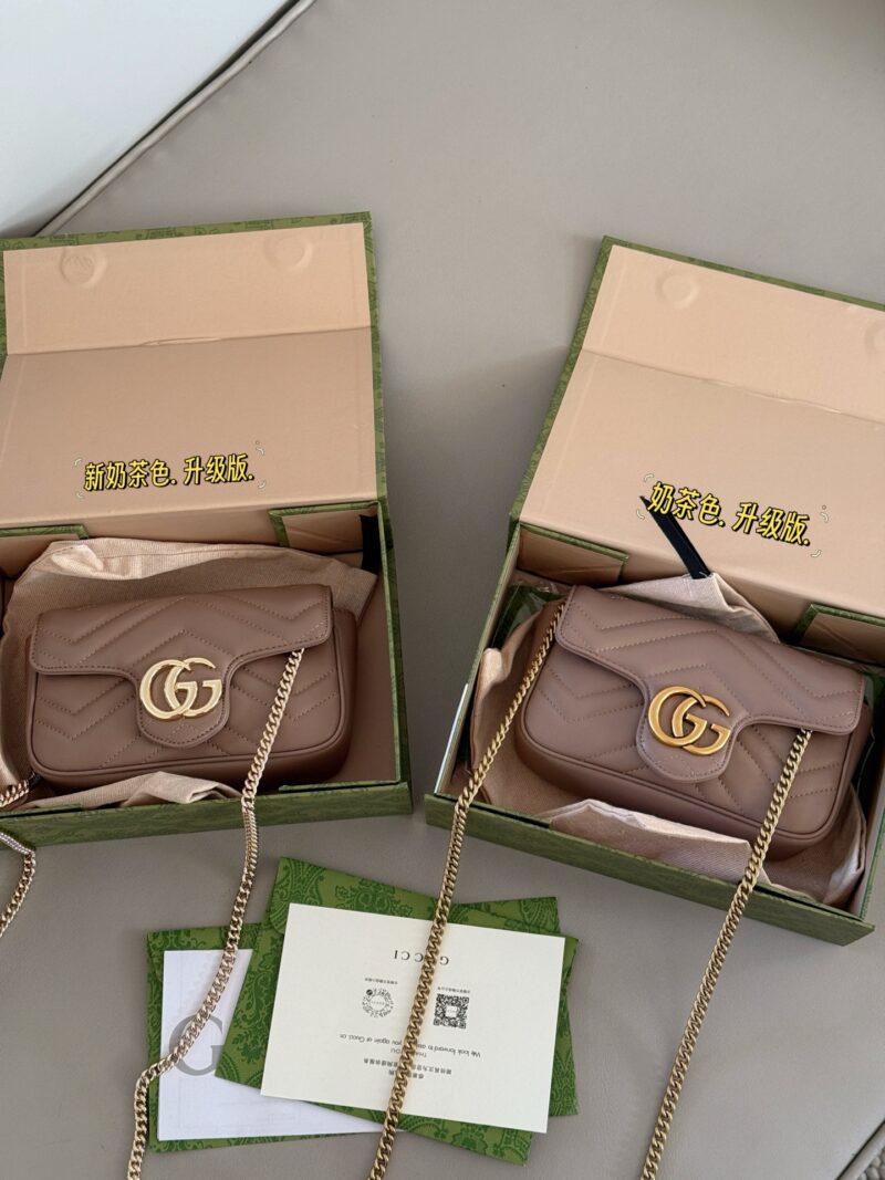 43f6c1bb12.jpg 195 box
size:16.5cm
GG Marmont New Milk Tea Color
Full of atmosphere~
Must buy Mamon bag
Marmont's most classic double G