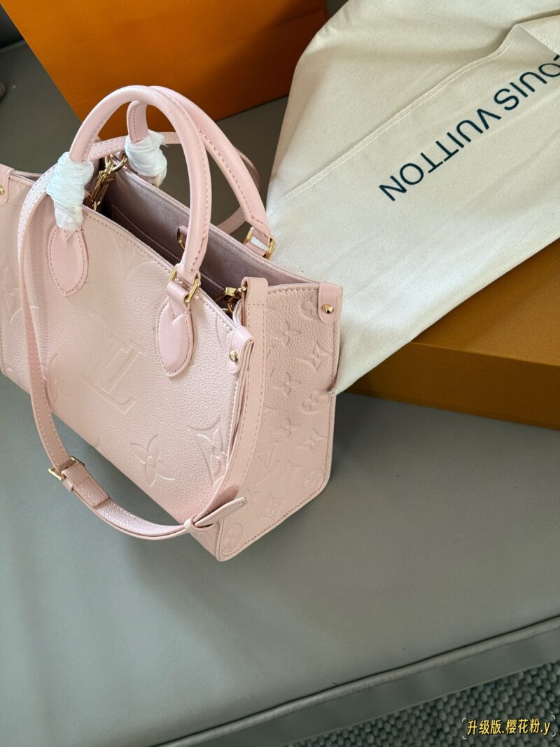 235 box
Size: 25 * 20cm (small)
Excellent quality, understand the goods ??
It's really too advanced!
Warm, gentle, and creamy Iv on the go tote bag
Pink looks so white and tender, so cute and lovely!!
Search Lv on the go shopping bag