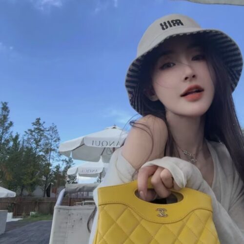 Chanel 24S Latest 31 Bag Nano
The top selling lingerie is so cute and the sheepskin texture is superb!! Soft and delicate touch!
The full classic diamond grid pattern combined with light gold hardware design presents a perfect fusion of classic and l...