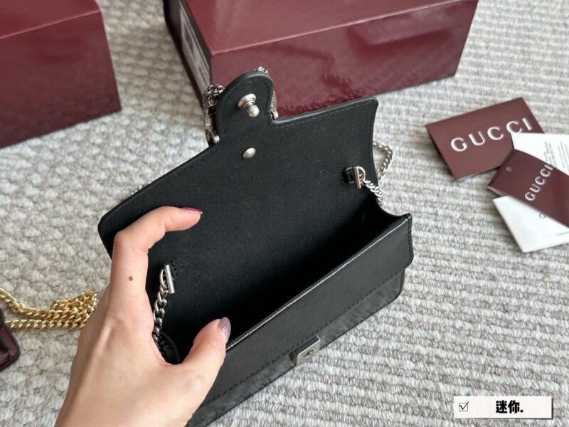442ac8dd57.jpg 215 boxes
size:18 11cm
GG's latest wine god bag with shiny leather
Latest fabric paired with Shijiushen buckle
Super good-looking