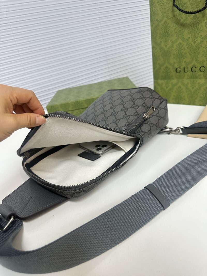 Classic Grey CUCCI Size 18 x 29 Men's Chest Bag
Small and stylish, showcasing a casual yet unrestrained attitude. Intelligent shoulder strap design, suitable for carrying on the left or right shoulder. Design a shape that improves the comfort of carr...