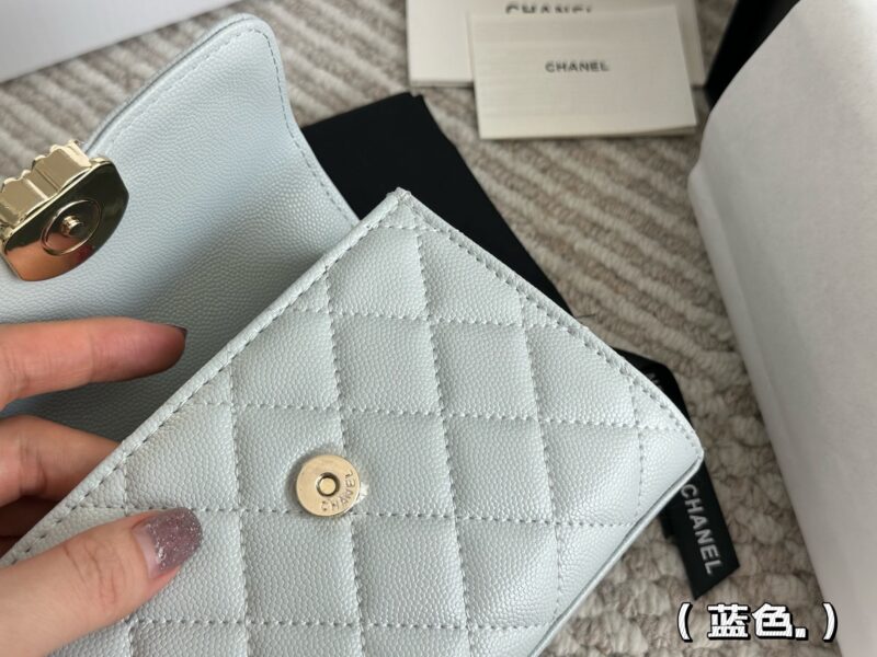 4434b80d99.jpg 210 box
size:15*12cm
Xiaoxiang Family 23Kelly
This bag type is a whole love to live in
Can be carried by hand or slung diagonally
The caviar cowhide is too perfect!