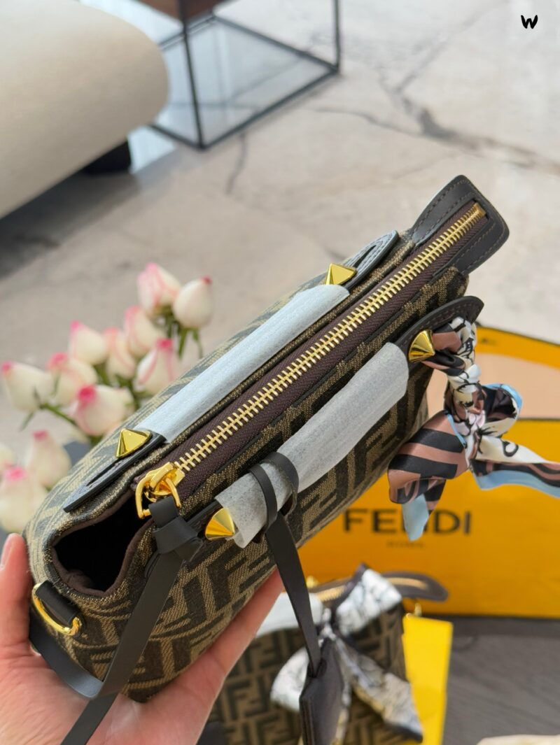 Fendi new pillow bag p230p245
Using the ultra soft Cuoio Romano is really easy and easy to carry! Each season has different designs, bringing us endless surprises and showcasing our unique charm. This handbag is truly both fashionable and practical! ...