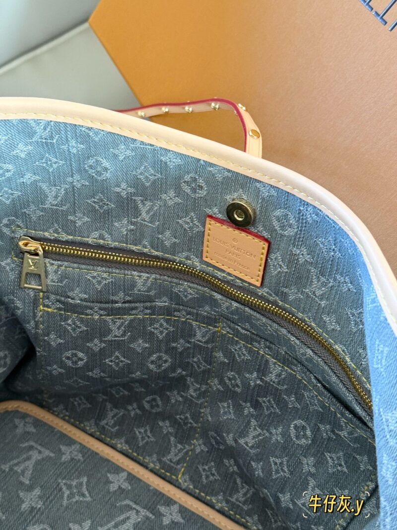 444312c99b.jpg 345 box
size:41*29cm
L's old flower, Carryall, is everywhere on the road,
Let's have a different one
This denim bag exudes a vintage atmosphere and is packed with UP!
The pattern, fabric, and hardware taste are all okay!
Carryall denim goes well wi...