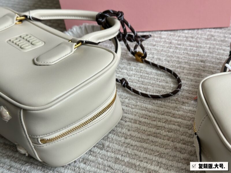 444c7b578f.jpg 260, 170 box sets
size:22*11cm
27*13cm
Miumiu bowling/briefcase/
The sweetness of the bag is just right!
It's hard not to love!
Can be carried by hand or slung diagonally
It's definitely not a small waste bag! Full capacity~~
The appearance is Prin...